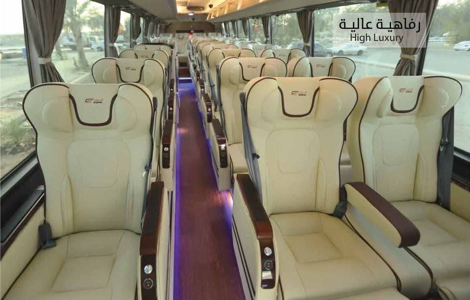 مقاعد باص العمرة من الداخل في رحلة من الرياض إلى مكة